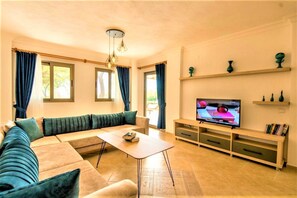 Villa | Sala de estar | Una televisión de pantalla plana
