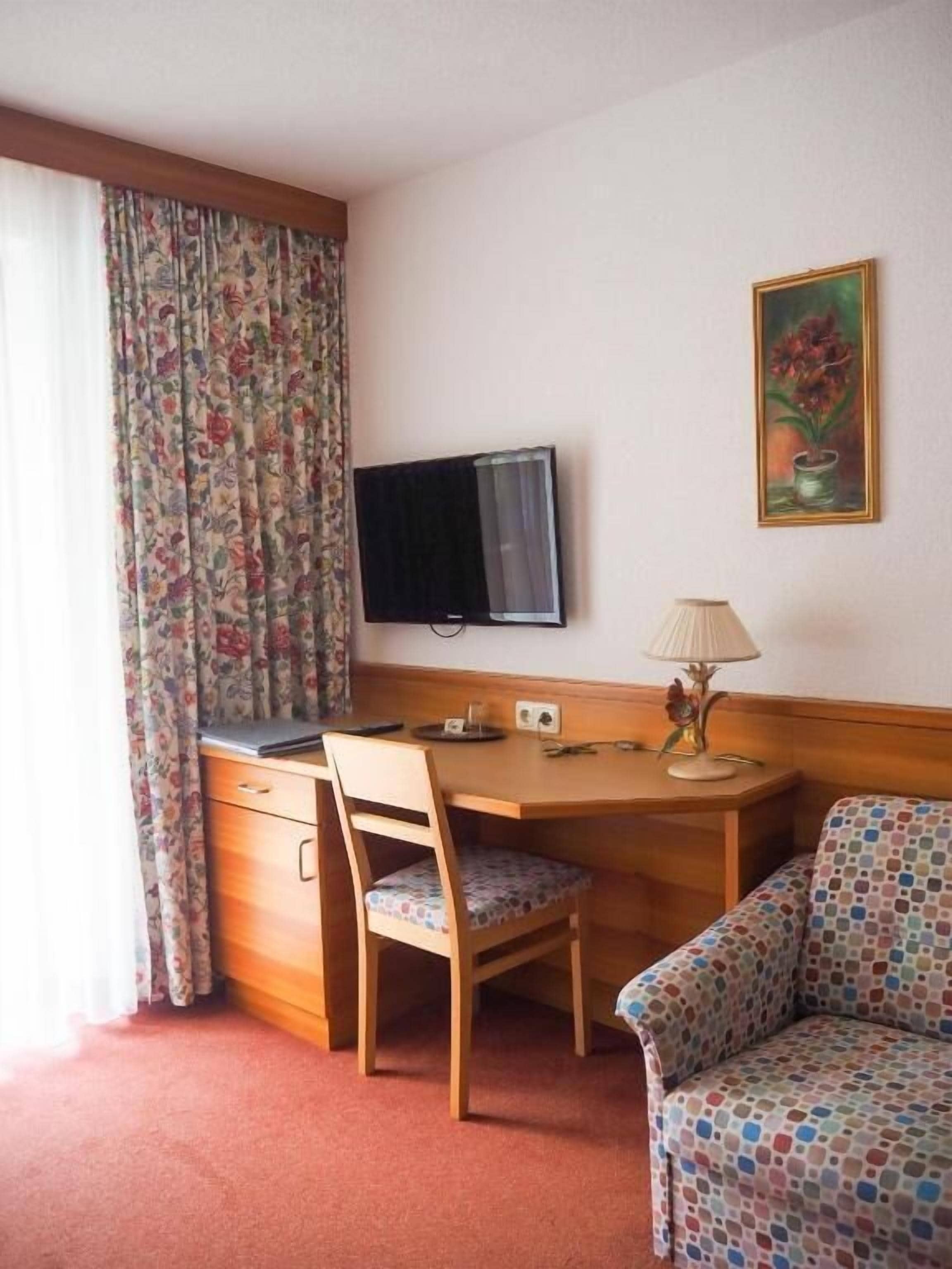 deluxe single room | hypo-allergenic bedding, in-room safe, individually decorated