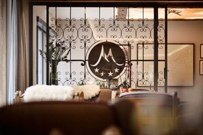 ฝ่ายต้อนรับ