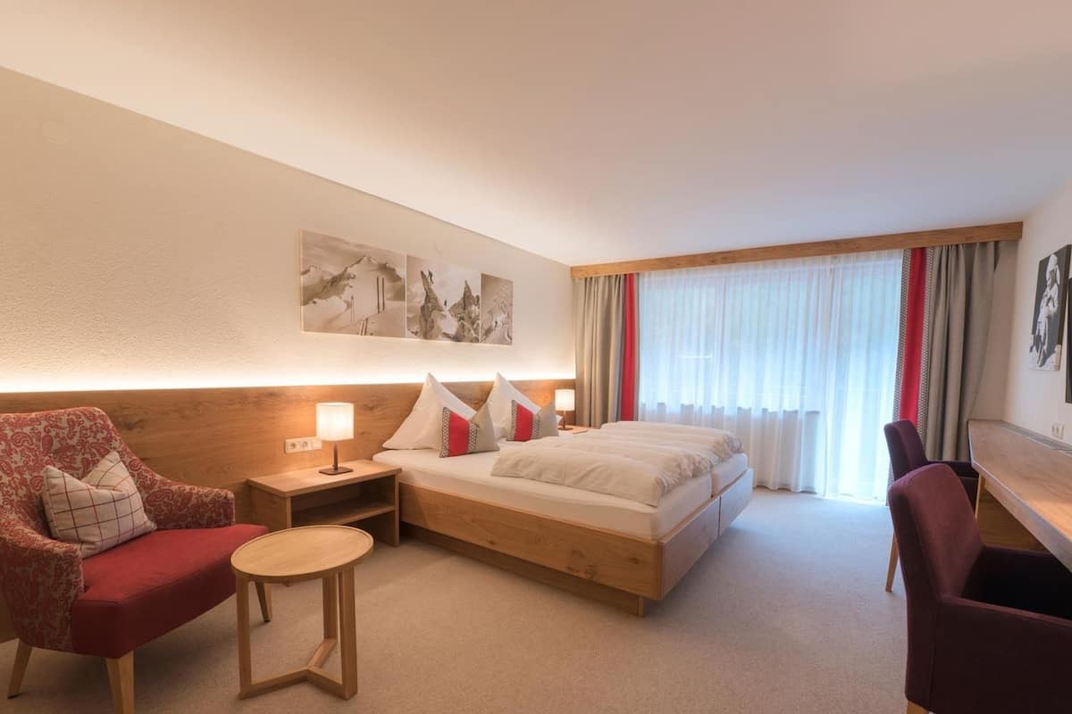 Hypo-allergenic bedding available, in-room safe, desk, laptop workspace