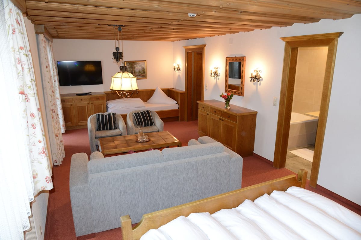 Deluxe Room | Hypo-allergenic bedding available, in-room safe, desk, laptop workspace