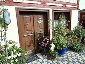 Exterior detail - ������������������������������������������������������������������������������������������������������� (Hollfeld)