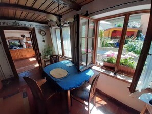 Dining - ������������������������������������������������������������������������������� ������������������������ (Hollfeld)