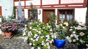 Ein traditionelles Fachwerkhäuschen mit einem Vorgarten.