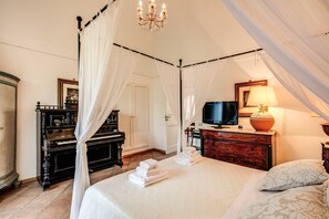 6 bedrooms, cots/infant beds, free WiFi, bed sheets - Villa Carten? Charme and Comfort on the Sorrento/amalfi Coast (Massa Lubrense)