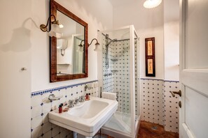 Villa, 6 soverom | Bad | Dusj, regndusjhode, hårføner og bidé