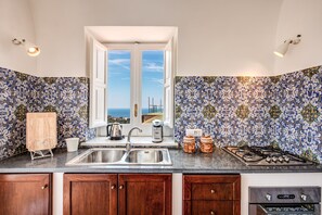 Großer Kühlschrank, Mikrowelle, Ofen, Herdplatte