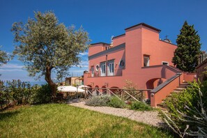 Front of property - Villa Carten? Charme and Comfort on the Sorrento/amalfi Coast (Massa Lubrense)