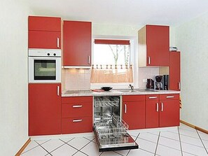 Refrigerador, horno, lavavajillas, silla alta para bebés