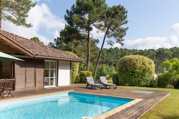 Een buitenzwembad, een verwarmd zwembad