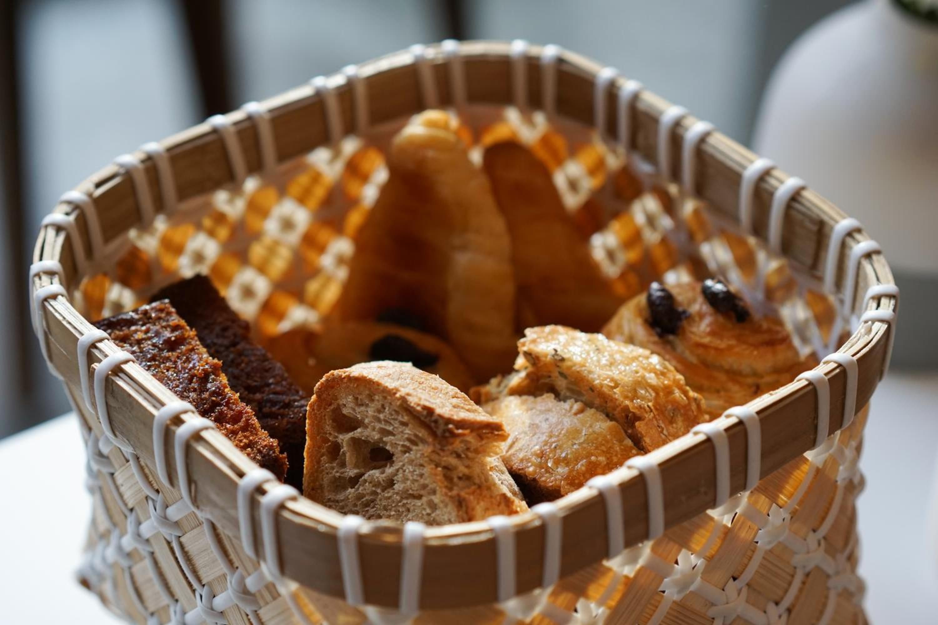 Una cesta con diferentes tipos de pan.