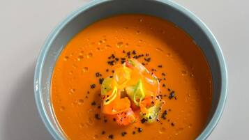 Due piatti, uno con una zuppa e l'altro con un'insalata.