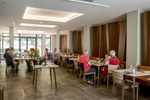 Daily continental breakfast (EUR 18 per person) - Hotel & Restaurant Sodade (Chaudes-Aigues)