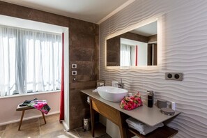 Shower, free toiletries, hair dryer, bathrobes - Hotel & Restaurant Sodade (Chaudes-Aigues)