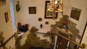 Una escalera de diseño rústico, con un muro de ladrillo y barandilla de madera.