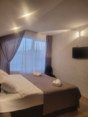 Kamar Double atau Twin Panorama | Seprai premium, minibar, meja kerja, dan setrika/meja setrika