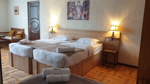 Kamar Triple Standar | Seprai premium, minibar, meja kerja, dan setrika/meja setrika
