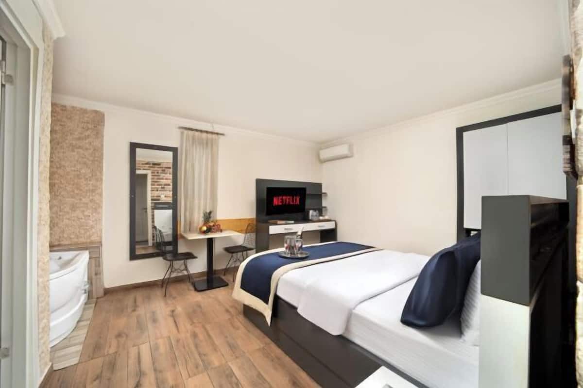 1 bedroom, Egyptian cotton sheets, premium bedding, down comforters