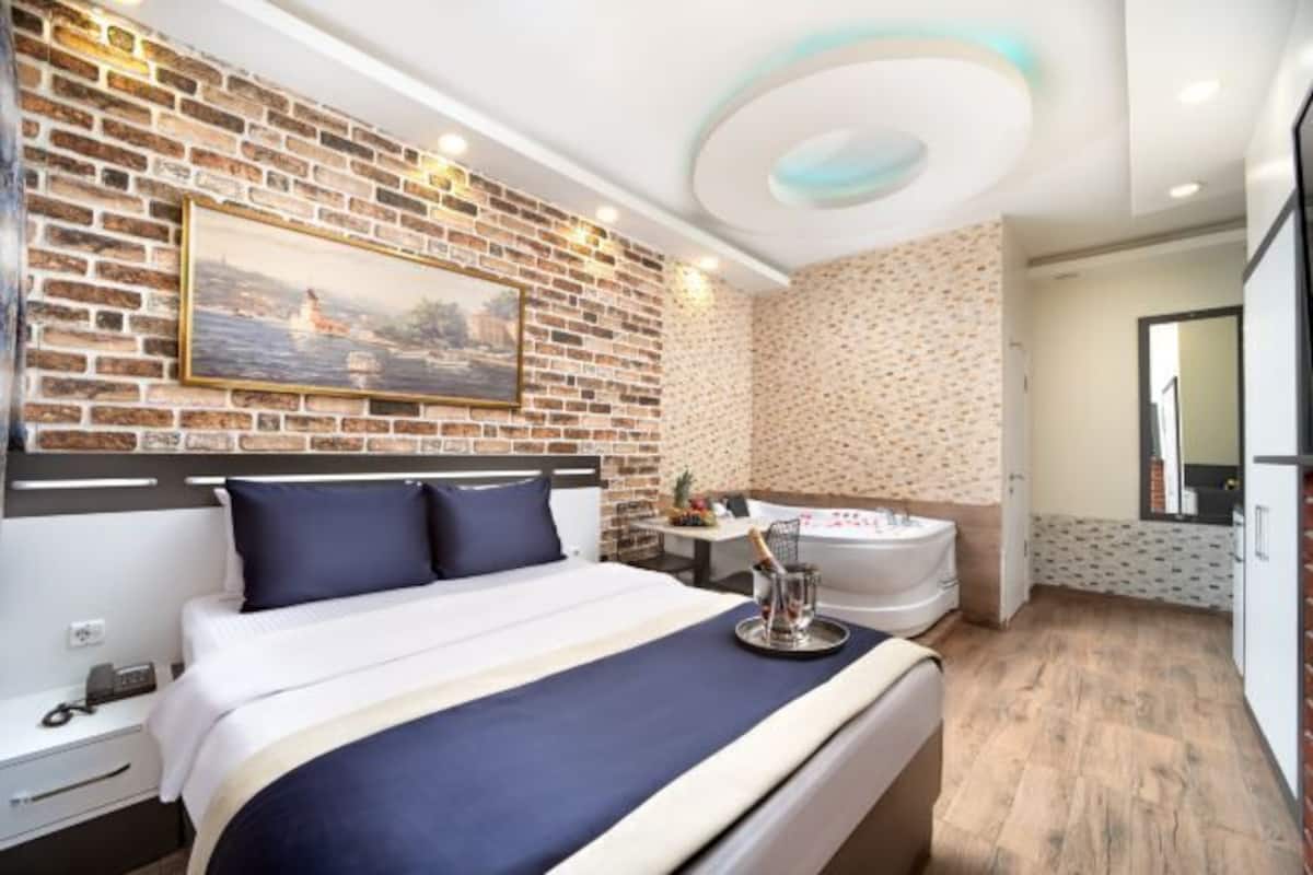 1 bedroom, Egyptian cotton sheets, premium bedding, down comforters