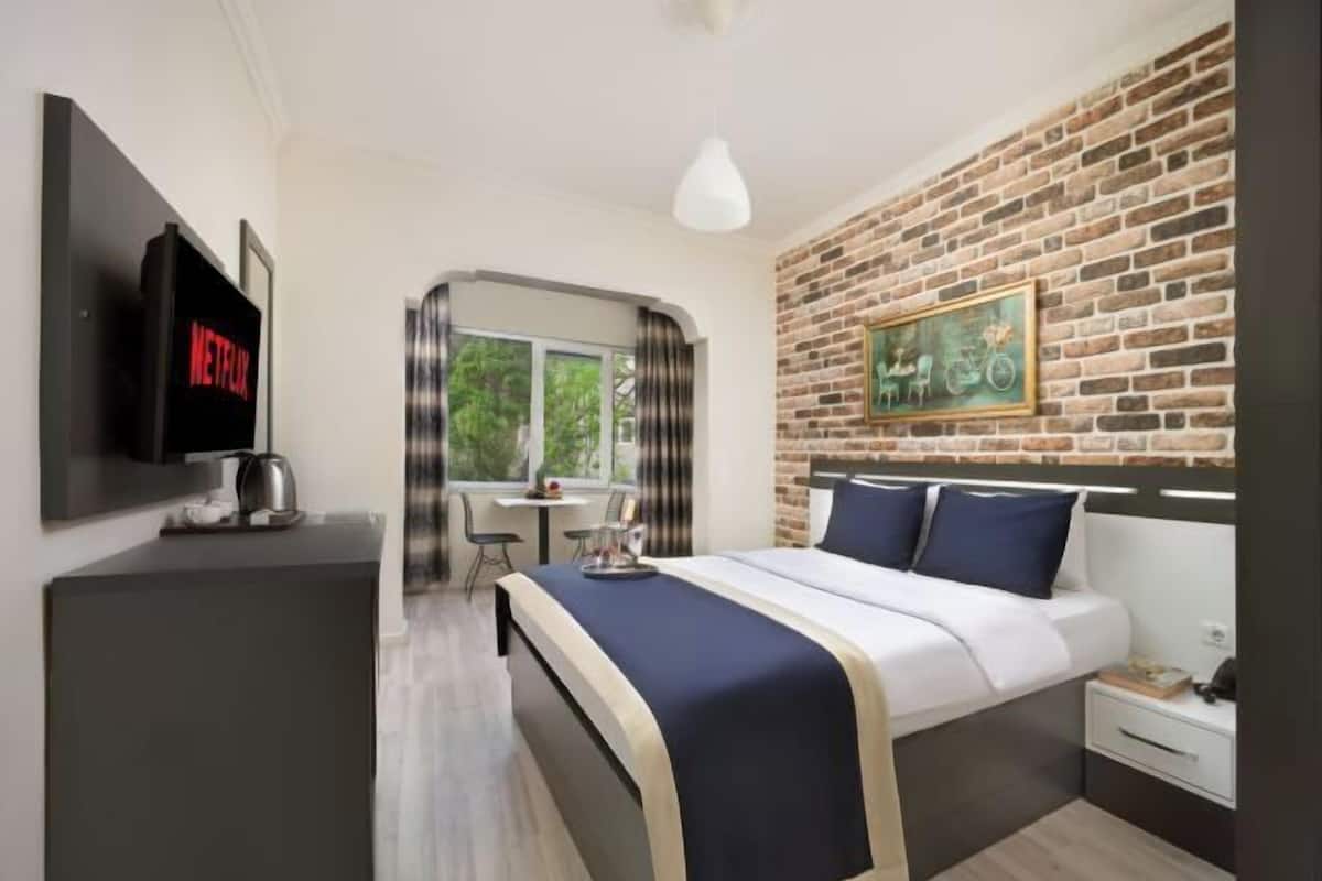 1 bedroom, Egyptian cotton sheets, premium bedding, down comforters