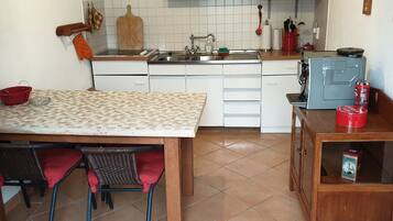 Apartemen, 4 kamar tidur | Dapur pribadi | Lemari es, microwave, kompor, dan peralatan masak/sendok-piring