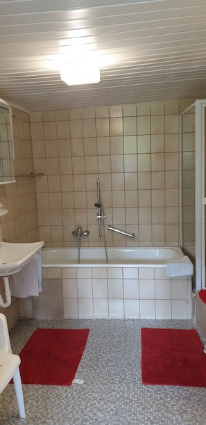 Departamento, 4 habitaciones | Baño | Regadera, toallas, jabón, papel de baño
