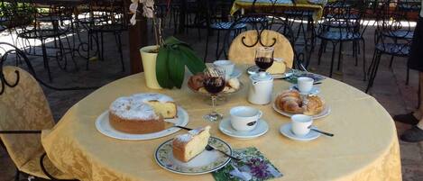 Free daily buffet breakfast