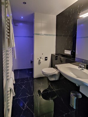 Triple Room (Belmont Trio) | Bathroom