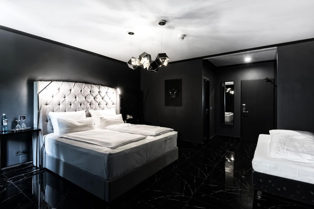 Triple Room (Belmont Trio) | 1 bedroom, desk, laptop workspace, blackout drapes