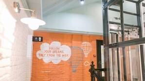 A wall with a motivational quote and a hot air balloon illustration. - Dream Hostel Lviv (Lviv)