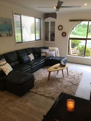 Smart TV, fireplace, DVD player, books - Bayview water front holiday rental. (Lemon Tree Passage)