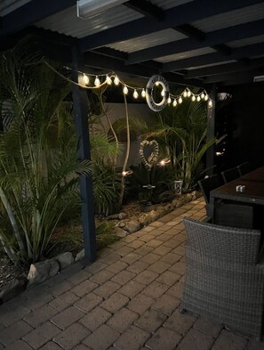 Outdoor dining - Bayview water front holiday rental. (Lemon Tree Passage)