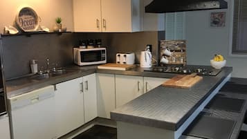 Frigorífico, microondas, horno y lavavajillas