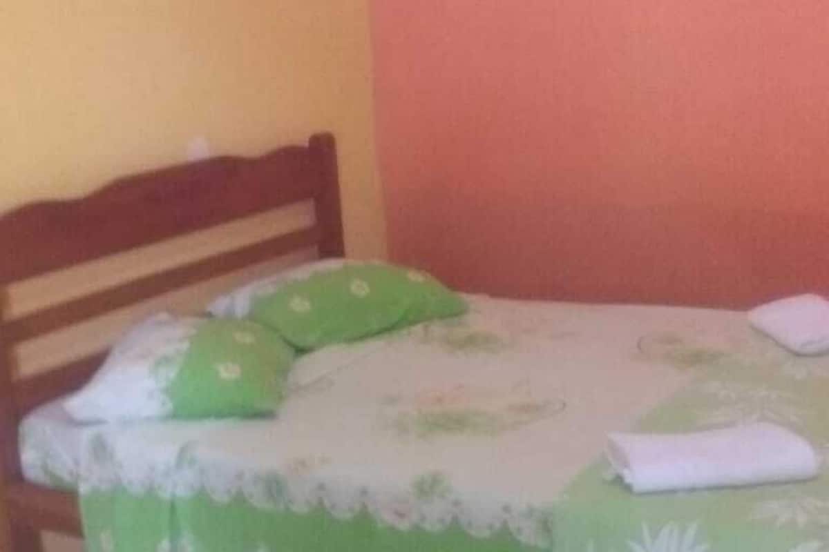 Tabla de planchar con plancha, wifi gratis y ropa de cama