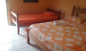 Habitación triple | Tabla de planchar con plancha, wifi gratis y ropa de cama