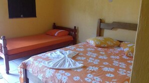 Habitación triple | Tabla de planchar con plancha, wifi gratis y ropa de cama