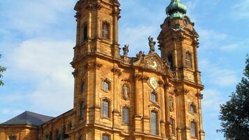 Ein großes, historisches Gebäude mit zwei markanten Türmen und einem zentralen Eingang.