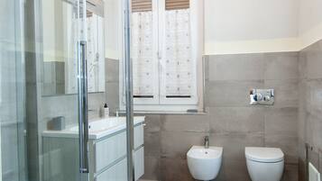 Dusche, Haartrockner, Bidet, Handtücher