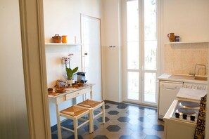Kühlschrank, Mikrowelle, Ofen, Herdplatte