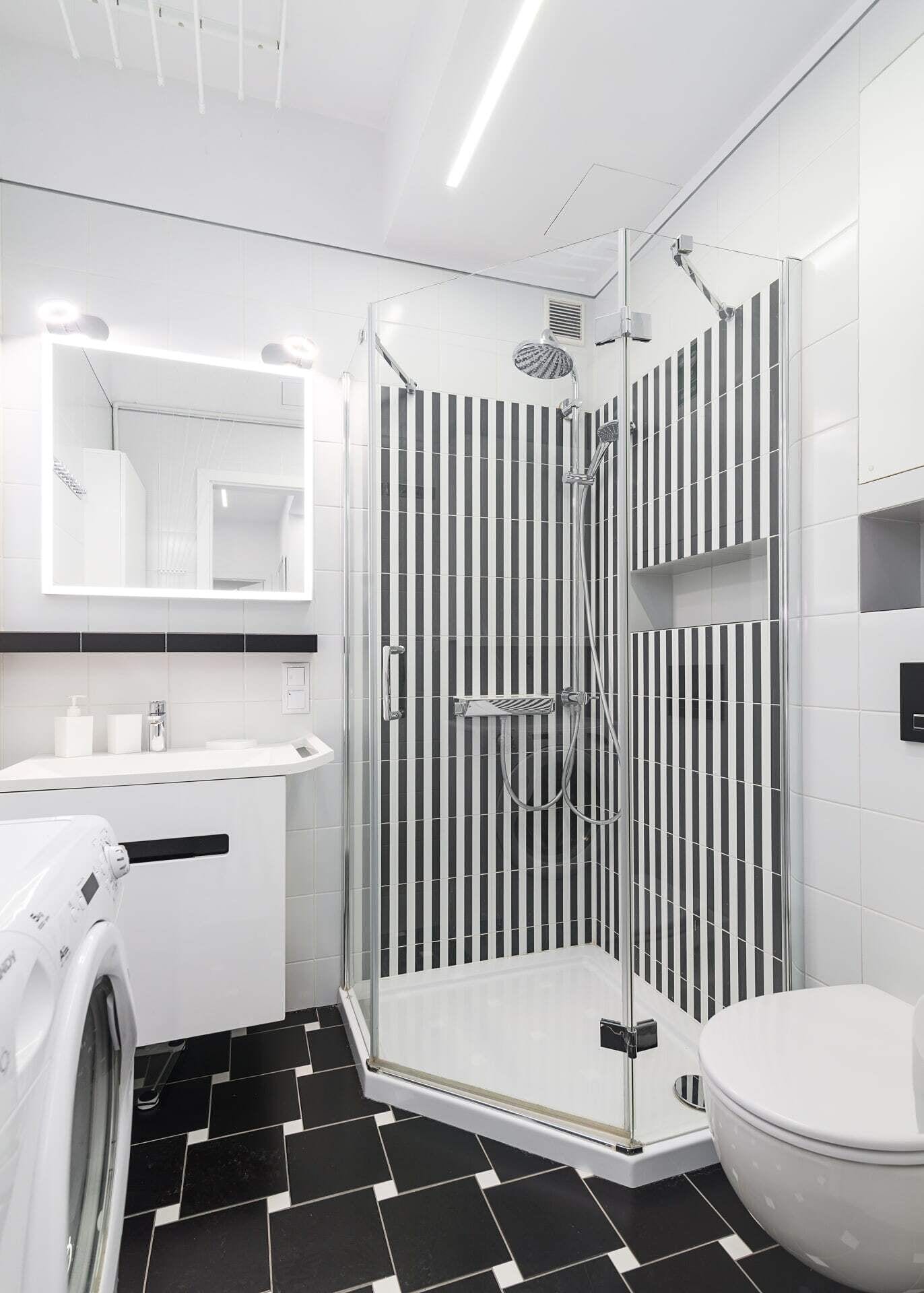 Superior Apartment | Bathroom | Shower, rainfall showerhead, free toiletries, hair dryer