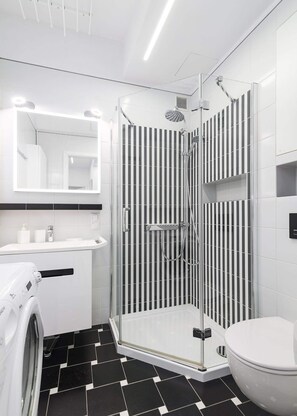 Appartamento Superior | Bagno | Doccia, soffione a pioggia, set di cortesia gratuito, asciugacapelli
