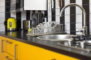 Superior Apartment | Private kitchen | Fridge, microwave, oven, stovetop - At the Fountain Apartment (Warsaw)