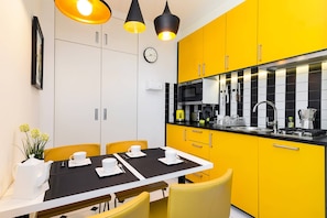 Superior-Apartment | Eigene Küche | Kühlschrank, Mikrowelle, Ofen, Herdplatte