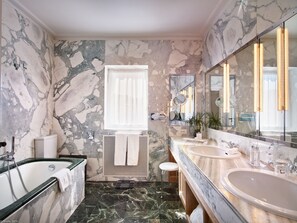 Articles de toilette gratuits, sèche-cheveux, peignoirs