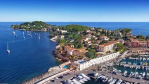 A coastal town with a marina, boats, and buildings along the waterfront. - La Voile d'Or (Saint-Jean-Cap-Ferrat)