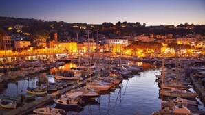 A marina at dusk with boats docked and buildings in the background. - La Voile d'Or (Saint-Jean-Cap-Ferrat)