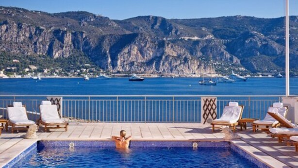 A pool area with lounge chairs and a view of the sea and mountains. - La Voile d'Or (Saint-Jean-Cap-Ferrat)