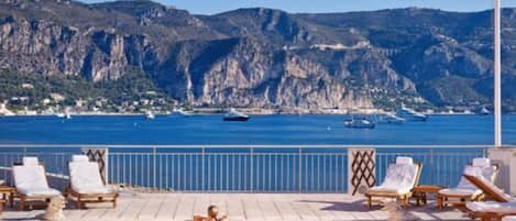 2 piscines extérieures, chaises longues