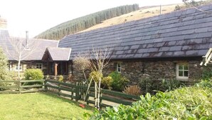 Exterior - Clarisses Cottage (Glendalough)