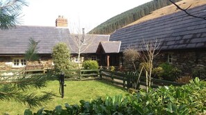 Exterior - Clarisses Cottage (Glendalough)